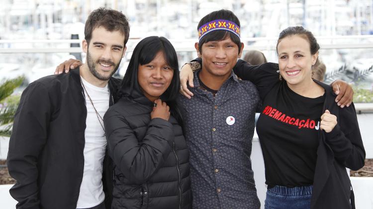 Diretores João Salaviza e Renee Nader Messora posam com integrantes do elenco de "Chuva é Cantoria na Aldeia dos Mortos", Henrique Ihjac Kraho e Raene Koto Kraho. - REUTERS/Jean-Paul Pelissier - REUTERS/Jean-Paul Pelissier