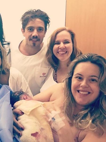 Ao lado de Rafael Cardoso e da equipe médica, Mari Bridi posa com o filho Valentim - Reprodução/Instagram
