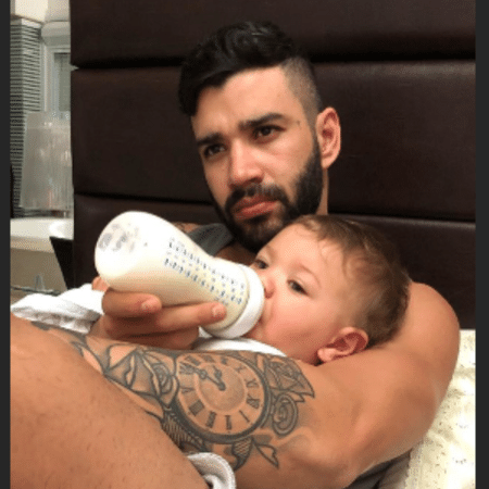 Gusttavo Lima dá mamadeira para o filho - Reprodução/Instagram
