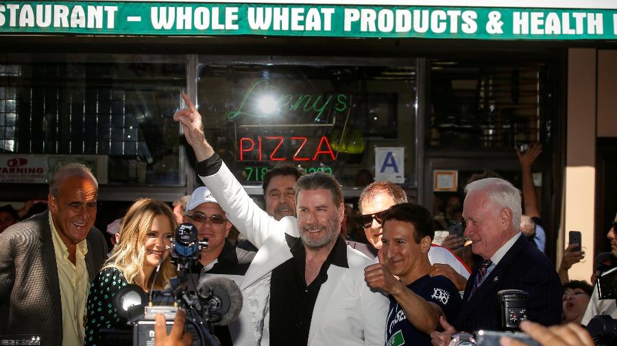 John Travolta aparece na frente da Lenny"s Pizza para comemorar "Os Embalos de Sábado à Noite" - REUTERS/Brendan McDermid