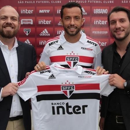 Embaixador do PES, Nenê mostra a camisa do São Paulo com novo patrocinador - Rubens Chiri/saopaulofc.net/Divulgação