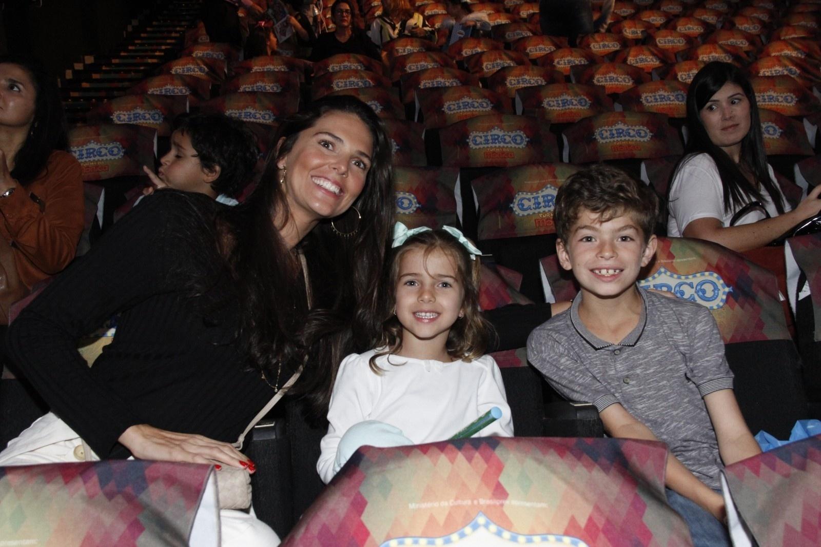 A modelo Daniella Sarahyba e os filhos Rafael, de 8, e Gabriela, de 4 anos, no Circo da Mônica no Rio - Marcos Ferreira/CS Eventos RT Fotografia