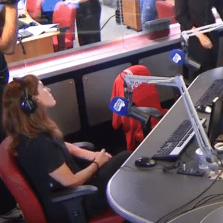 Cadeira de Boechat (com uma blusa vermelha) foi "aposentada" e não será mais usada - Reprodução/Band News FM - Reprodução/Band News FM