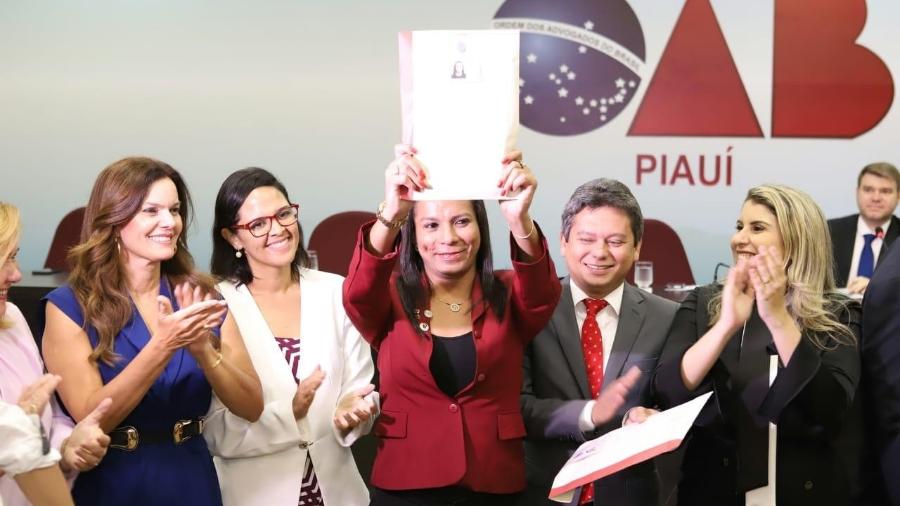 Flávia Vellenares (ao centro) durante a cerimônia de entrega das carteiras da OAB, em Teresina - Arquivo pessoal