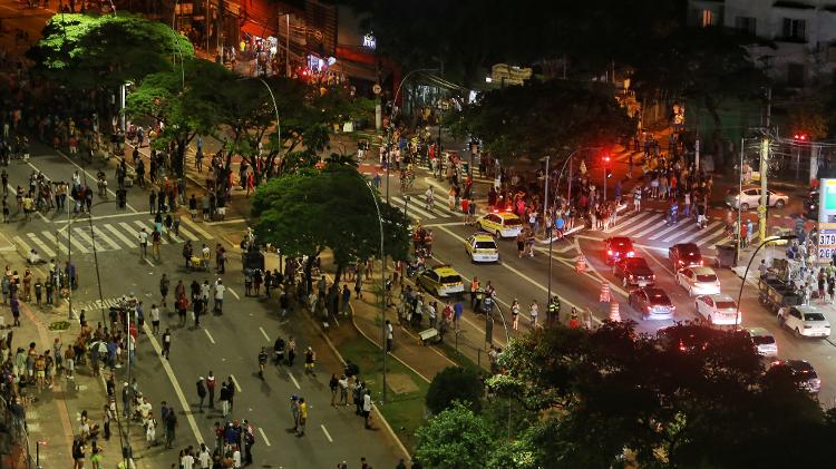 Esquina da avenida Faria Lima com rua dos Pinheiros na noite deste domingo - Osmar Portilho/UOL - Osmar Portilho/UOL