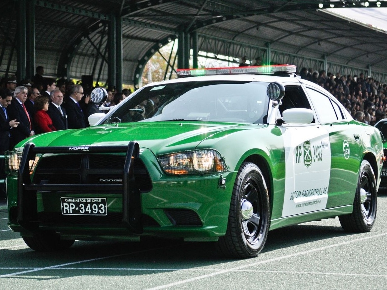 Jogo de carro de polícia andando pelas ruas da cidade