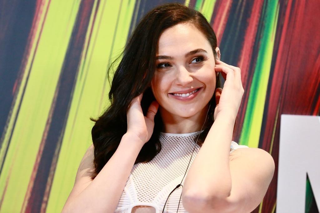 Intérprete da Mulher-Maravilha, a atriz Gal Gadot posou para fotos durante sessão em São Paulo, antes de visitar a CCXP - Iwi Onodera/UOL