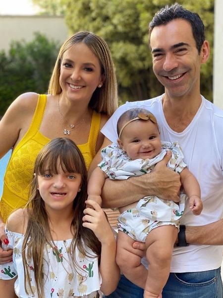Ticiane Pinheiro e César Tralli com Manu, filha do casal, e Rafinha Justus - Reprodução/Instagram