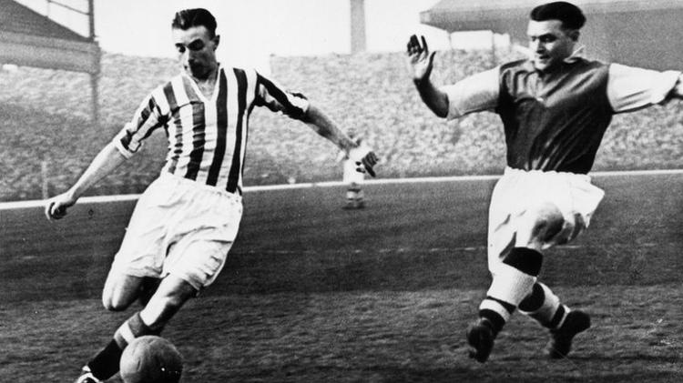 Stanley Matthews (à esquerda), lenda do futebol inglês - Getty Images - Getty Images