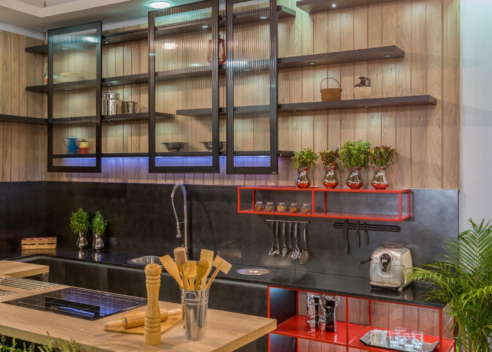 Prateleira de cozinha também pode fugir da mesmice, tanto no formato quanto nas cores. Neste ambiente projetado pela Grecco, de móveis sob medida, as portas de vidro temperado incolor e perfil de alumínio cinza chumbo deslizam de um lado para o outro. O movimento lúdico permite variar o visual da peça no dia a dia, sem comprometer a função de proteger louças e acessórios gourmet. - Junior Fiocco