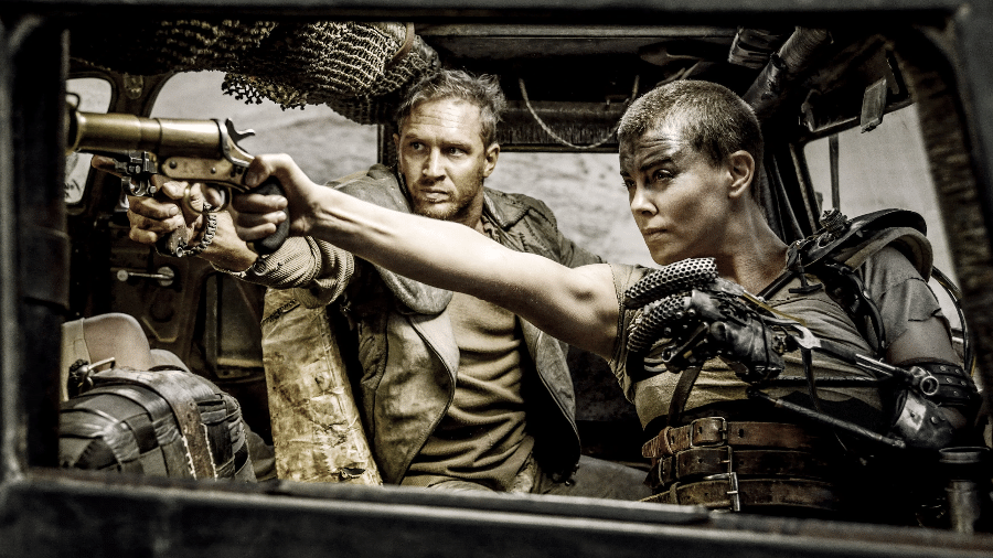 Charlize Theron e Tom Hardy em cena do filme "Mad Max: Estrada da Fúria" - Reprodução