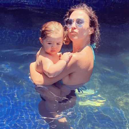 Tatá Werneck compartilhou foto de tarde na piscina com Clara Maria - Reprodução/Instagram/@tatawerneck