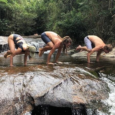 Leticia Spiller em família praticando ioga - Reprodução/Instagram