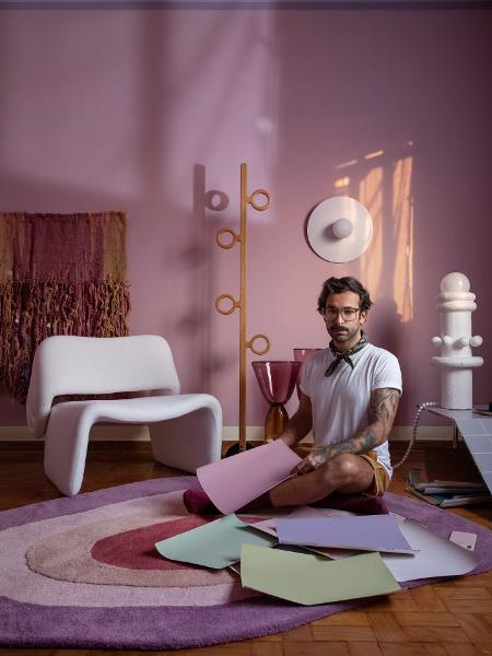 O consultor de cores Michell Lott na sala de estar com a cor Meia-Luz - Divulgação