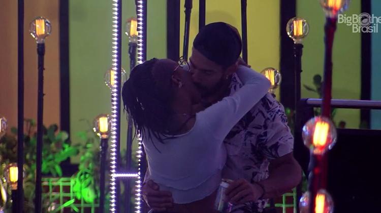 BBB 21: Arcrebiano e Karol se beijam na festa do líder - Reprodução/Globoplay - Reprodução/Globoplay