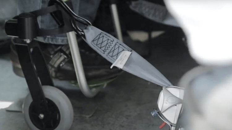 Fiat Doblò adaptado Cavenaghi amarração da cadeira de rodas - Reprodução - Reprodução