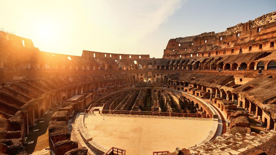 Arena do Coliseu de Roma - iStockphotos