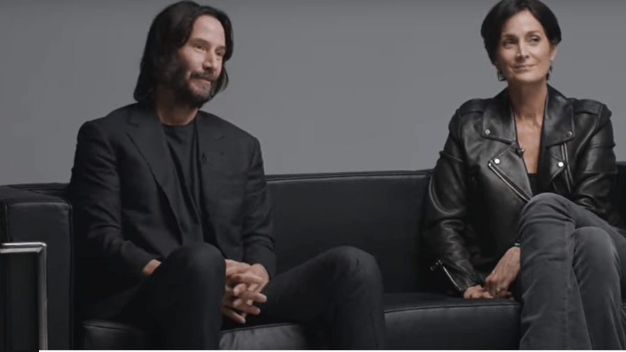 Keanu Reeves e Carrie-Anne Moss em entrevista; risada do ator viraliza - Reprodução/Youtube