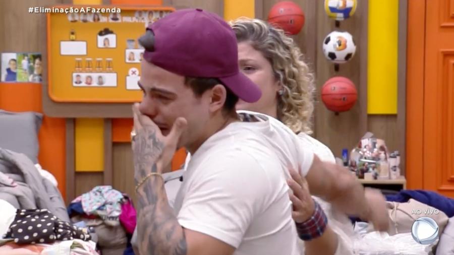 A Fazenda 2022: Thomaz chora após a eliminação de Tati - Reprodução/PlayPlus