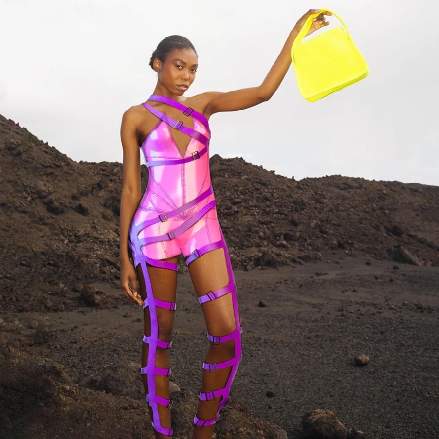 Experimentação virtual do metaverso no pano mulher usa a tecnologia do  metaverso experimente o vestido com reflexo do espelho na tela do telefone  inteligente moda têxtil e design de roupas em tecnologia