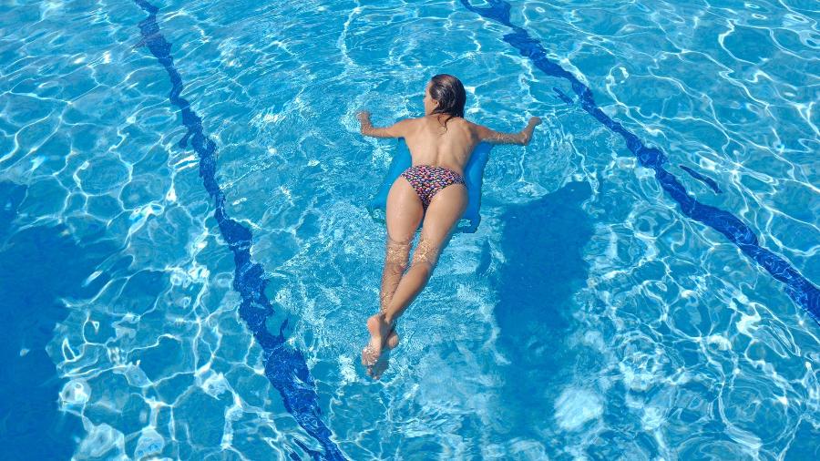 A colunista relata a experiência de nadar, pela primeira vez, topless em uma piscina alemã - curtoicurto/Getty Images/iStockphoto