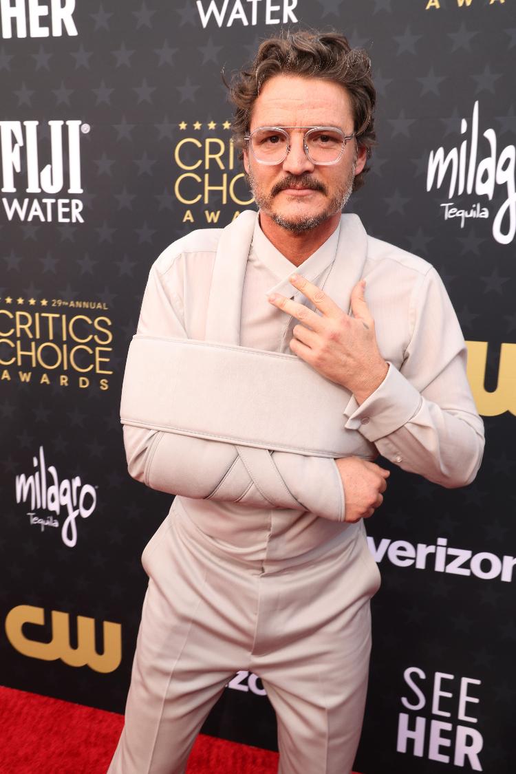 Pedro Pascal chegou de tipoia combinando com o look no Critics Choice Awards