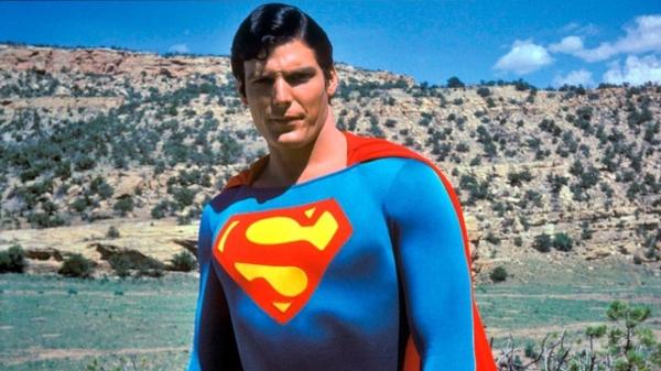 Christopher Reeve em set de gravação dos filmes da franquia 'Superman'