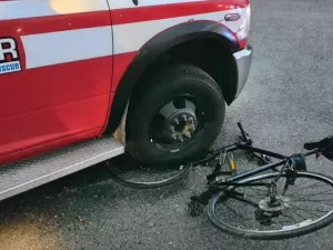 Ambulância bate em ciclista, leva vítima a hospital e cobra pelo serviço 