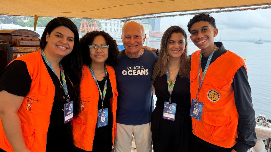 Os estudantes Bianca Fernandes e Vinícius Ribeiro e as professoras Erika Monfardini e Danielle Ramos, da Imprensa Teen Azanha, da EMEF Professor José Mário Pires Azanha