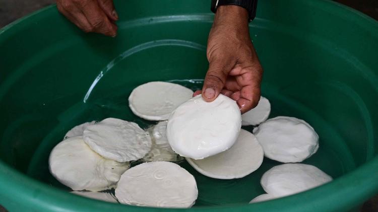 Renato Cordeiro, 57 anos, processa a borracha coletada em sua casa na margem do rio Anajás, no Pará