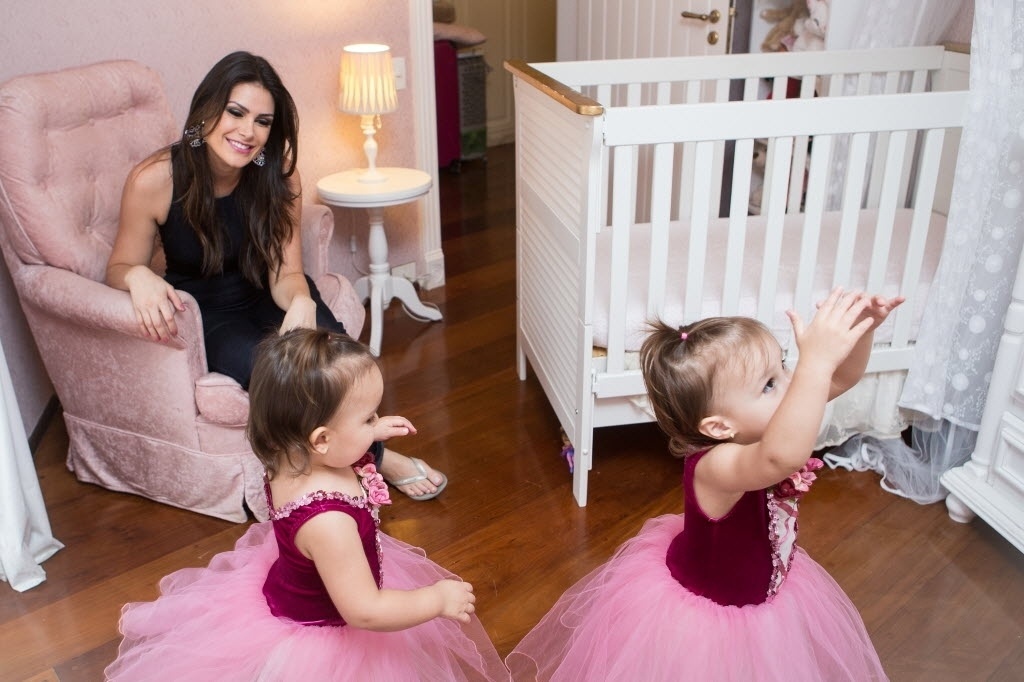 Como mãe, Natália é um mix de adjetivos: cuidadosa e preocupada, porém, bastante flexível. Ela admite que seu ponto fraco é ser ciumenta. "Tenho muito ciúme delas. Se pudesse, ficaria com as duas 24 horas por dia. Queria que elas só precisassem de mim. Mas é claro que isso não funciona, elas precisam de toda a família e são muito, muito amadas", conta - Aline Arruda/UOL