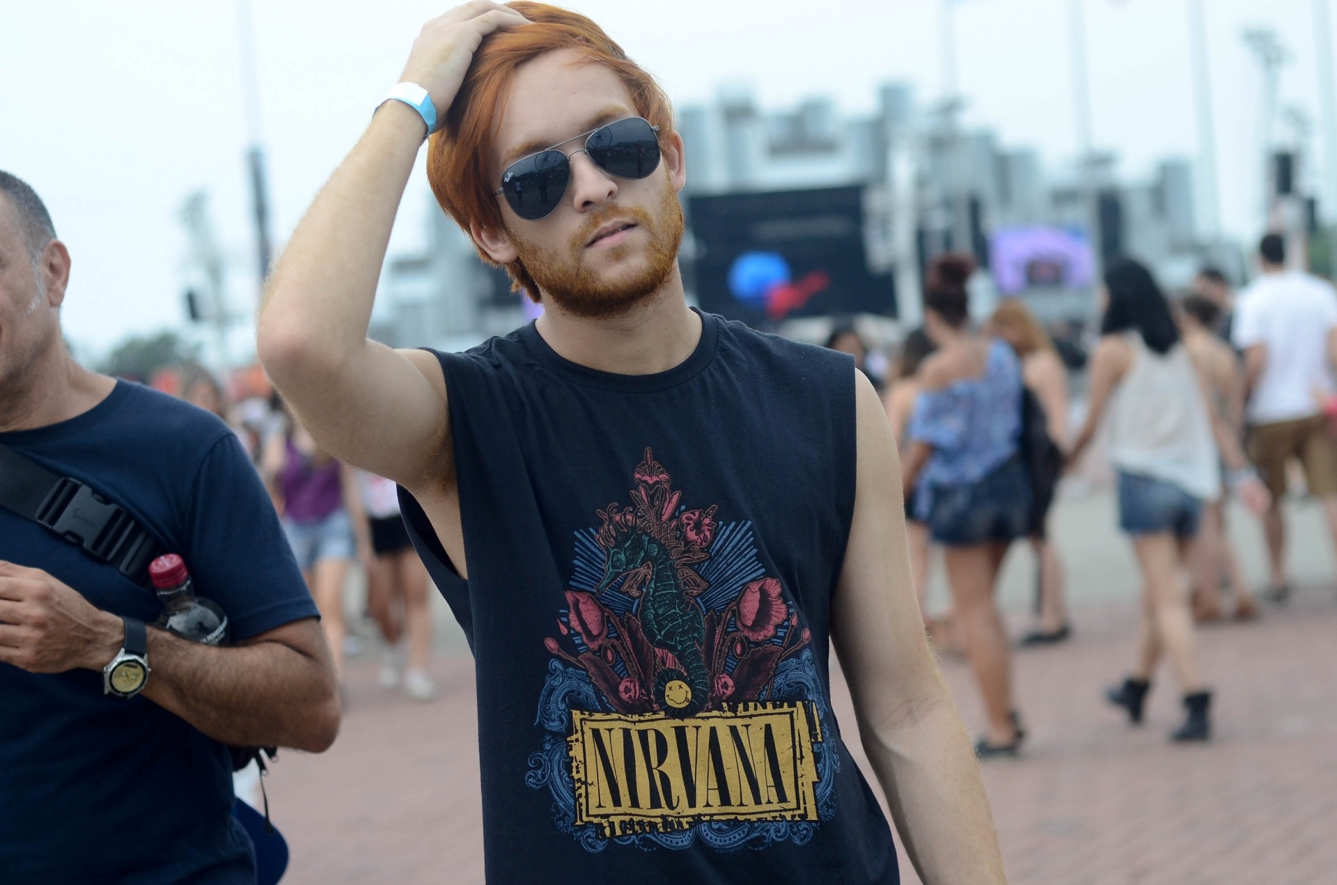 26.set.2015 - Com camiseta do Nirvava, rapaz circula pela Cidade do Rock no sexto dia de Rock in Rio 2015 - Adriano Ishibashi/Frame/Estadão Conteúdo