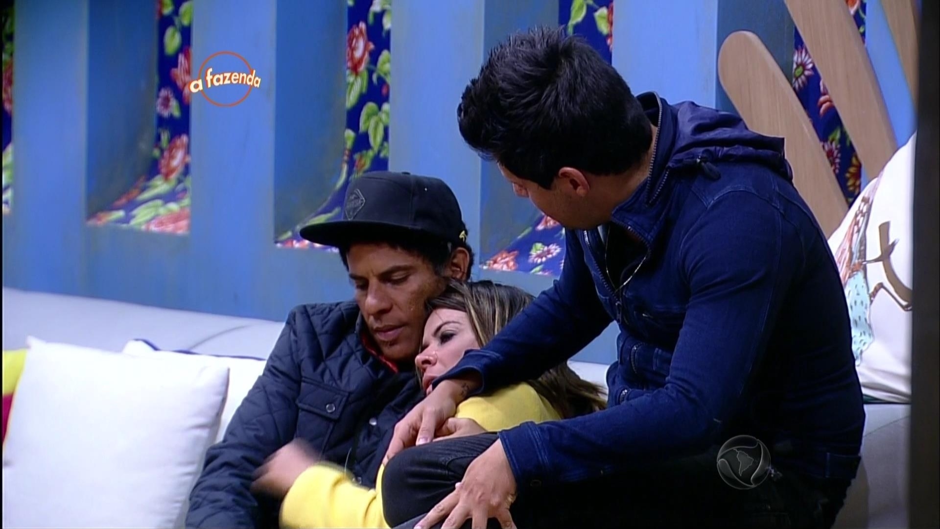 23.out.2015 - Thiago Servo também confortou a ex-apresentadora infantil - Reprodução/Record