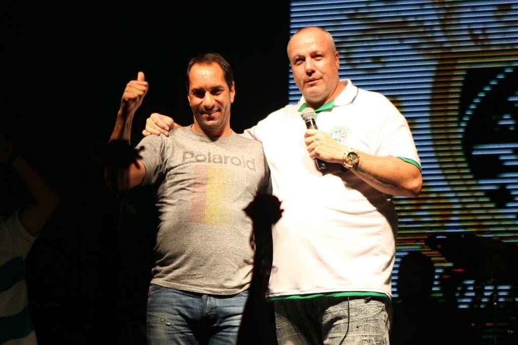 31.out.2015 - Presidente da escola de samba Mancha Verde, Paulo Serdan, recebe no palco Edmundo, ex-jogador do Palmeiras, durante festa de 20 anos da agremiação na quadra, em São Paulo - Junior Lago/UOL