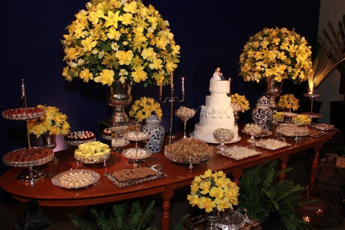 12.nov.2015 - Detalhe da mesa com bolo e guloseimas da festa - PHOTO RIO NEWS