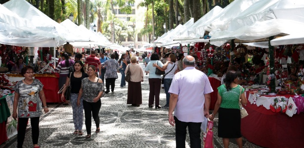 Praças centrais de Curitiba recebem a Feira Especial de Natal até 23 de dezembro. - Jaelson Lucas/SMCS