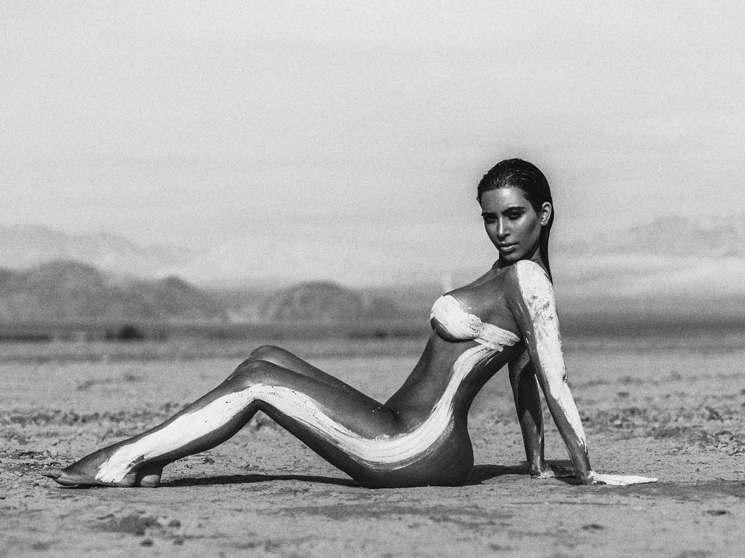 1.dez.2015 - Kim Kardashian publica foto nua com o corpo pintado no deserto - Reprodução/Instagram/kimkardashian