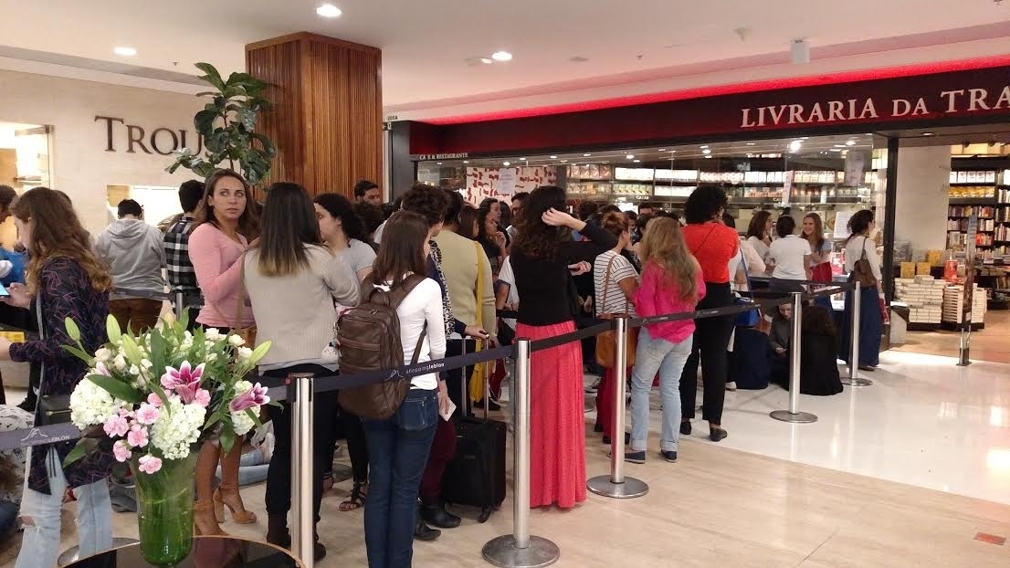 25.mai.2016- Fãs formam fila para conseguir um autógrafo e uma foto com Jout Jout no lançamento do livro "Tá todo mundo mal" no Rio de Janeiro - Marcela Ribeiro/UOL