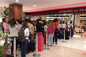 25.mai.2016- Fãs formam fila para conseguir um autógrafo e uma foto com Jout Jout no lançamento do livro "Tá todo mundo mal" no Rio de Janeiro - Marcela Ribeiro/UOL - Marcela Ribeiro/UOL