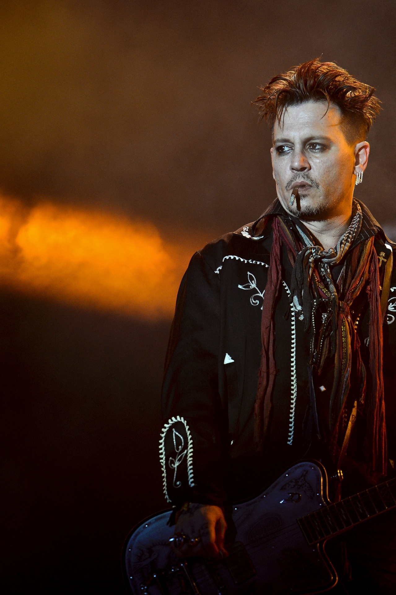 27.mai.2016 - O ator Johnny Depp faz show com sua banda Hollywood Vampires, durante o Rock in Rio Lisboa, em Portugal. O festival acontece de 19 a 29 de maio. No show, a banda apresentou 20 canções, passando pela história do rock, de Beatles a Led Zeppelin. Enquanto o ator se apresenta no festival, sua esposa, a atriz Amber Heard, o acusa de agressão e entrou com pedido de divórcio nos EUA - Patricia de Melo Moreira/AFP
