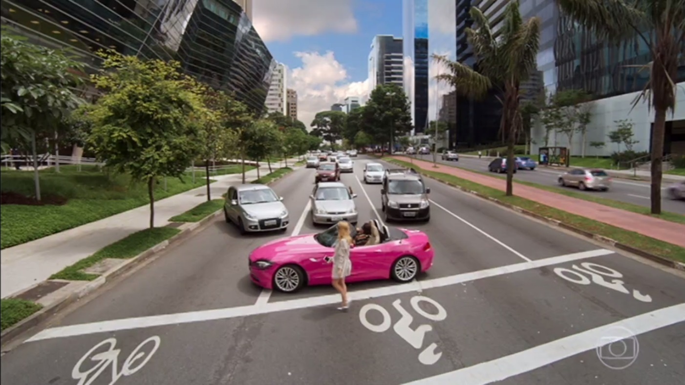 Fedora (Tatá Werneck) se irrita por não ser a mais seguida do Brasil na internet e para o trânsito literalmente com seu carro rosa conversível na estreia de "Haja Coração" - Reprodução/TV Globo