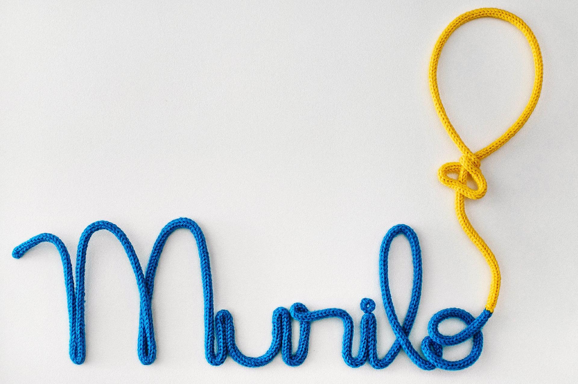 Objetos com o nome da criança são bons investimentos para decoração do mesversário, já que podem ser usados em outras ocasiões também. As peças feitas de arame e tricô da Achei o que Queria (www.acheioqueeuqueria.com.br/) - Divulgação