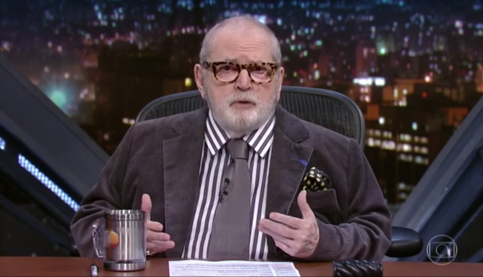 29.jun.2016 - Durante o debate com as "Meninas do Jô", o apresentador fala sobre os escândalos envolvendo a lei Rouanet - Reprodução /TV Globo