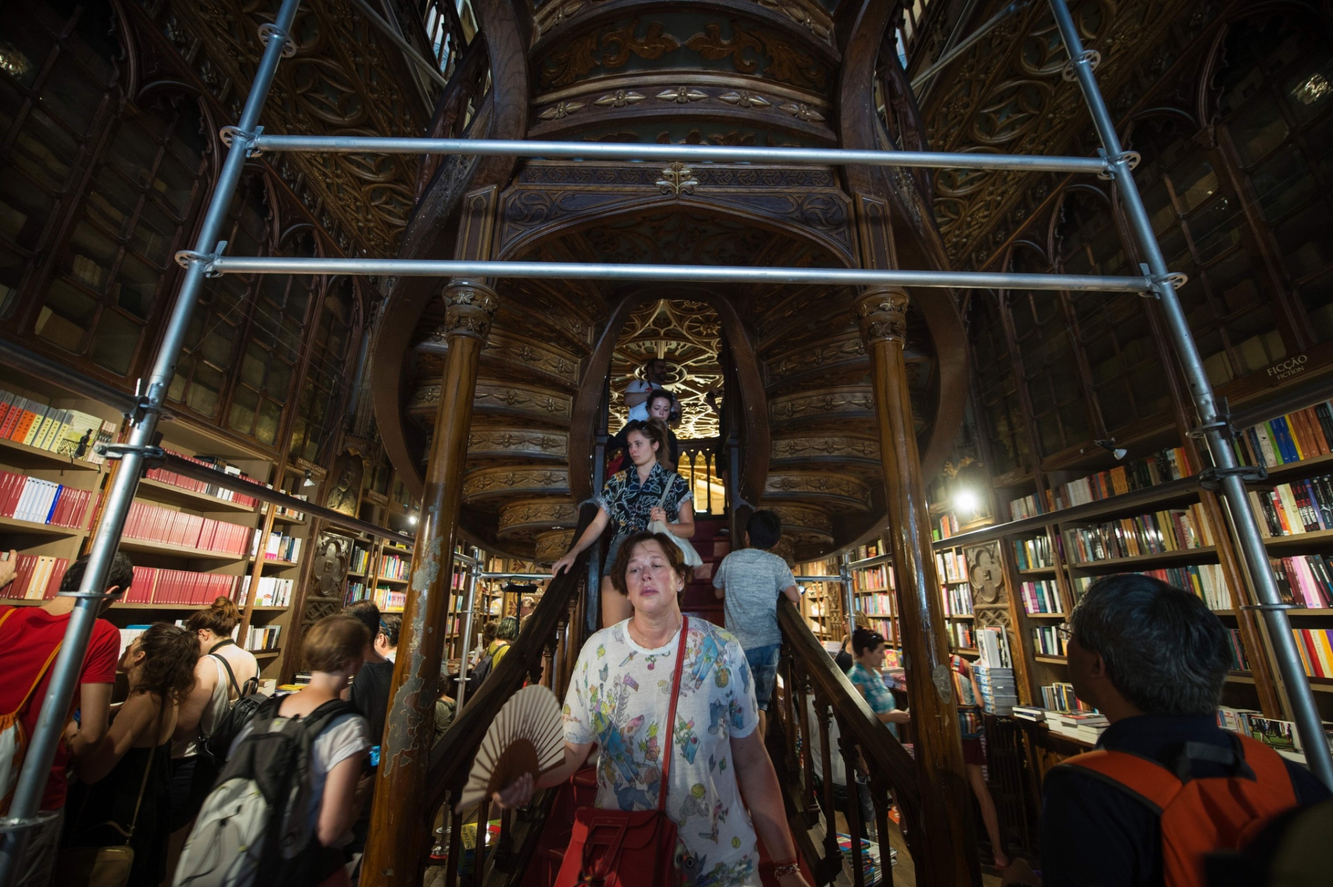 A livraria Lello, no centro histórico do Porto, em Portugal, inspirou a escritora J.K. Rowling a criar o universo do bruxinho Harry Potter - Miguel Riopa/AFP