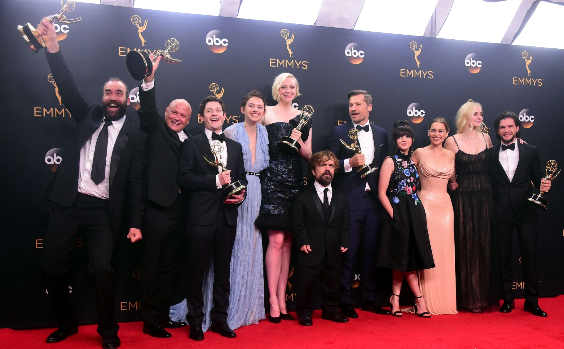 18.set.2016 - Parte do elenco de "Game of Thrones" posa com a estatueta do Emmy. A série foi eleita a melhor na categoria drama e se tornou a maior ganhadora da história da premiação - AFP