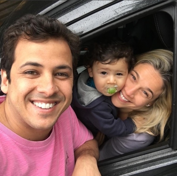 2.out.2016 - Matheus Braga publicou uma foto ao lado de Fernanda Gentil e do filho Gabriel neste domingo, com direito a elogio para a ex. "Bielzinnnn agora vai ficar com a mamãe dele que é um fenômeno! Quinta estamos de volta!", escreveu o empresário - Reprodução/Instagram/teteubraga