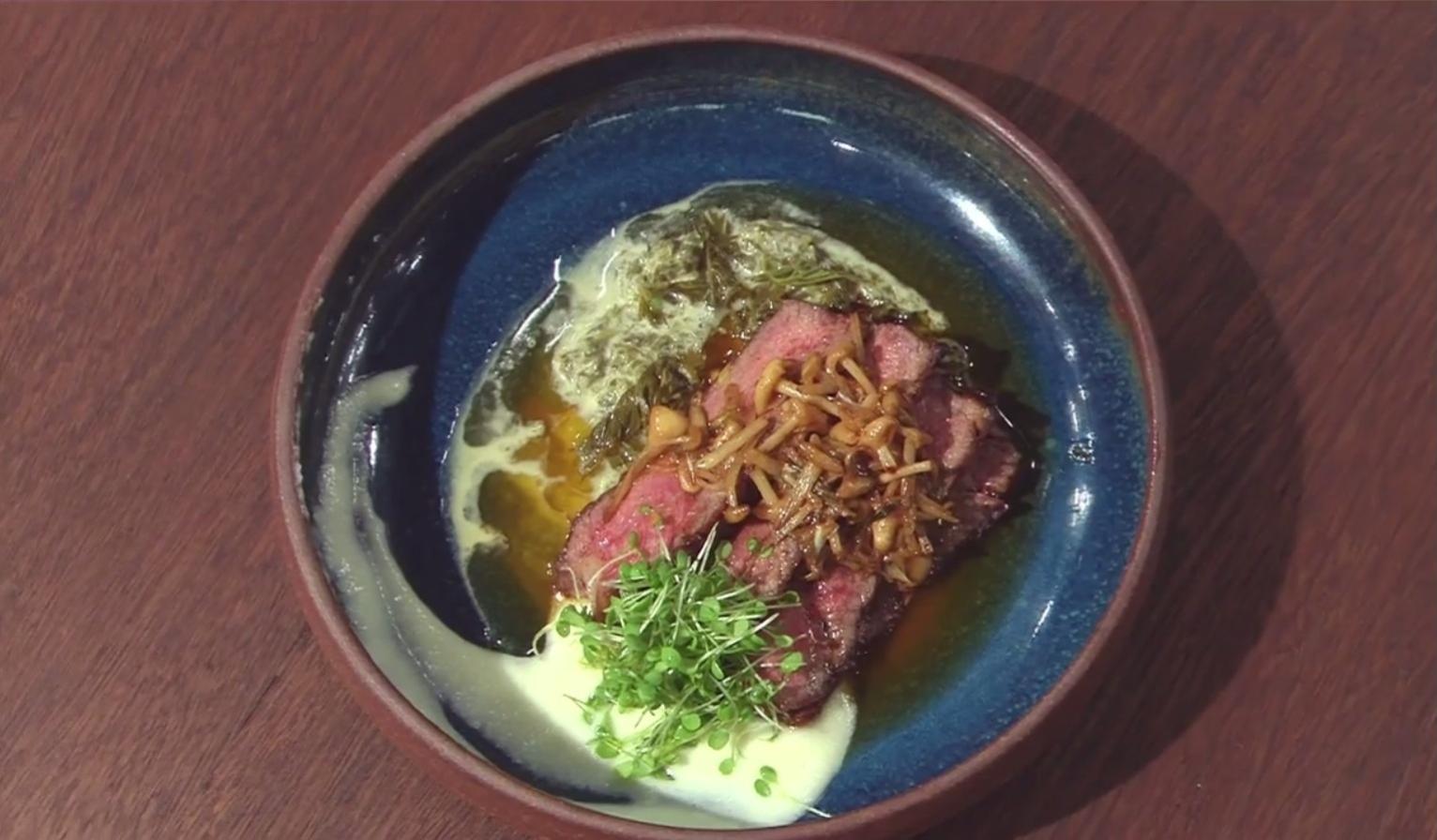 Em uma semana, Marcelo foi do céu ao inferno no "MasterChef". Após impressionar os jurados com o purê de repolho, ele comemorou a prova da caixa misteriosa com "restos", como pele de galinha. Entretanto, Paola fez cara feia ao provar a gema perfeita com creme de tutano, que estava gordurosa demais, e Jacquin detonou o prato: "É a coisa mais ridícula que eu vi nesse 'MasterChef'" - Reprodução/Band