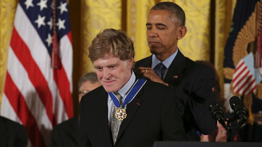 22.nov.2016 - O presidente Barack Obama concede a medalha da liberdade ao ator Robert Redford em cerimônia na Casa Branca - Carlos Barria/Reuters