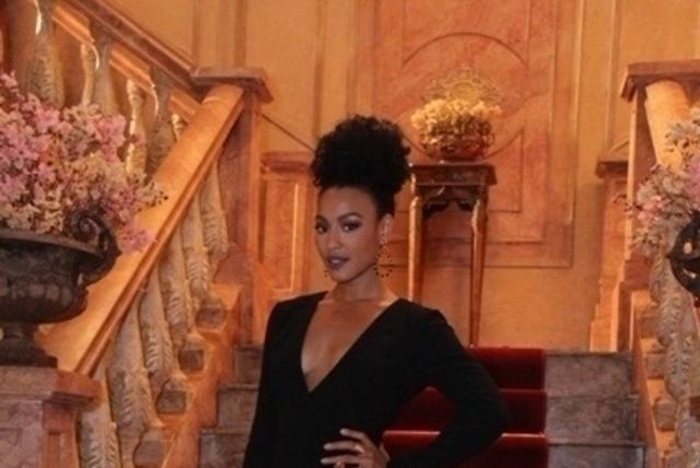 Sheron Menezes posa para fotos em um dos cenários da novela "Novo Mundo", próxima trama das 18h, da Rede Globo - Agnews/AgNews