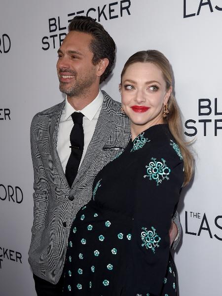 A atriz Amanda Seyfried em 2017, durante a primeira gravidez, com o marido Thomas Sadoski - Getty Images